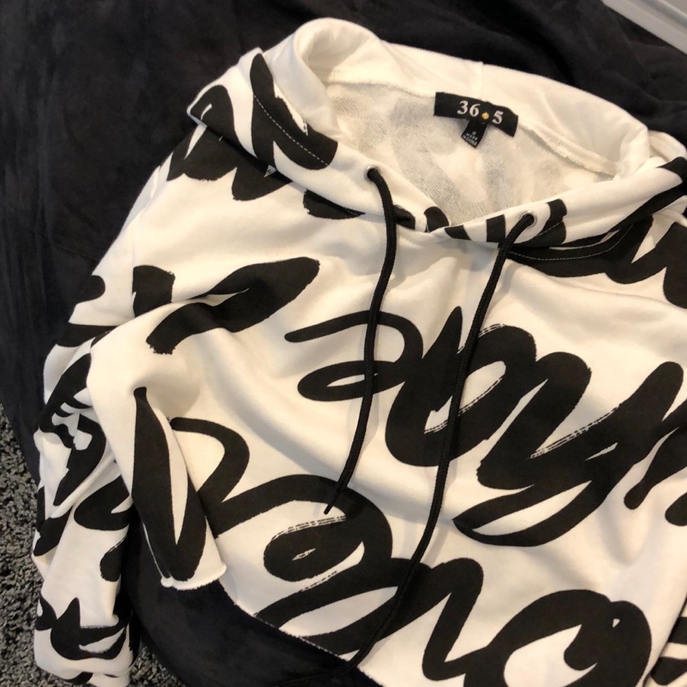 Cropped B&W sweatshirt